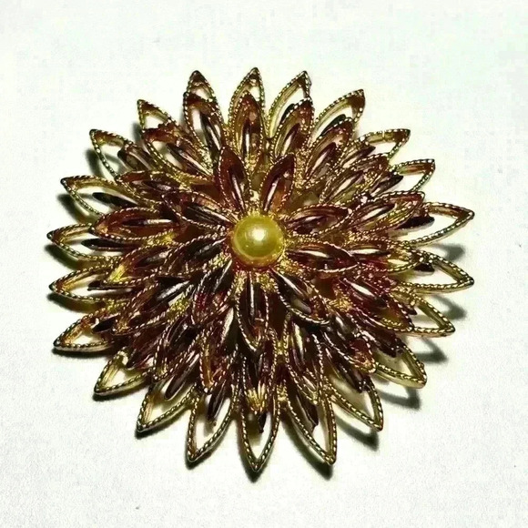 Jewelry - Vintage gold tone faux pearl geometric flower brooch